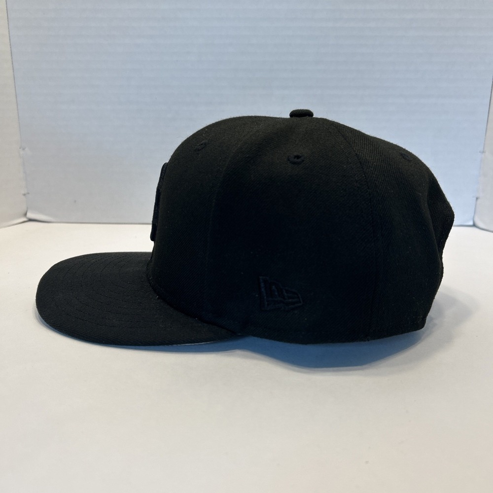 New Era Boston Red Sox 9FIFTY Snapback Black On Black Flat Brim Hat One Size - Picture 2 of 7